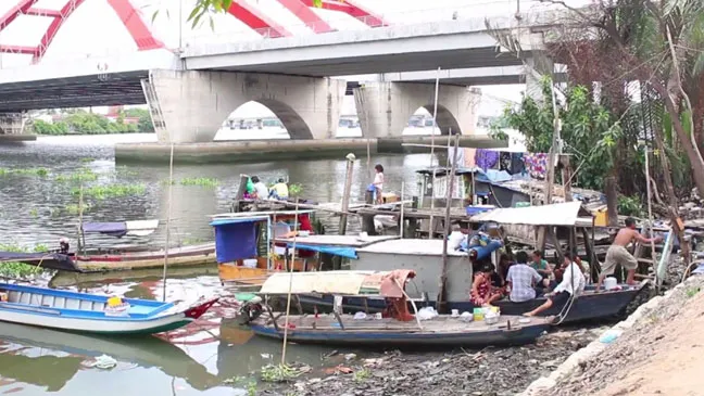 Xóm chài với vài ba hộ gia đình nằm trên sông Sài Gòn, đoạn giữa hai cầu Bình Lợi mới và cũ