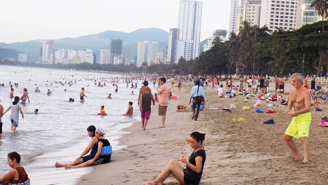 Du lịch nội địa luôn chiếm đa số các tour biển miền Trung (ảnh chụp tại Nha Trang)