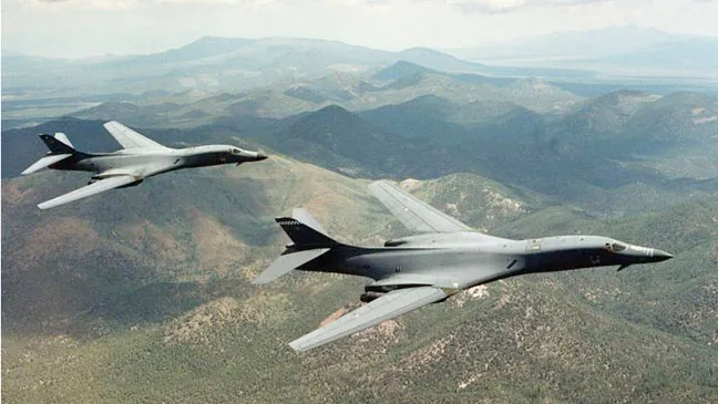  Hai máy bay ném bom B-1B Lancer của Mỹ. Ảnh: Không quân Mỹ