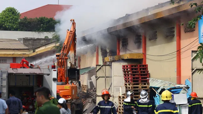 Cháy lớn tại cảng Hà Nội