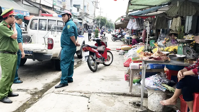 Gia cầm sống vẫn bán tràn lan 