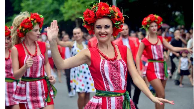 Lần đầu tiên đoàn vũ công Carnival khuấy động phố đi bộ Hà Nội