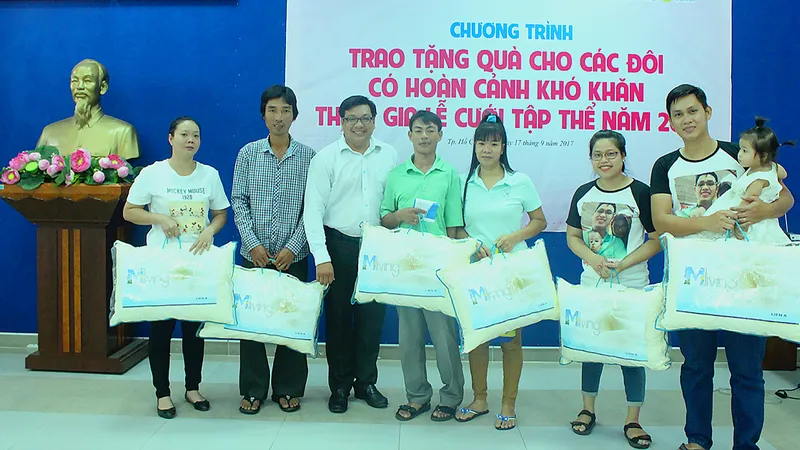 Trao quà tặng các cặp vợ chồng khó khăn
