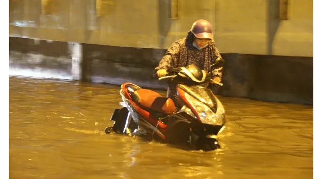 Mưa lớn tại TPHCM nhiều tuyến đường ngập nặng