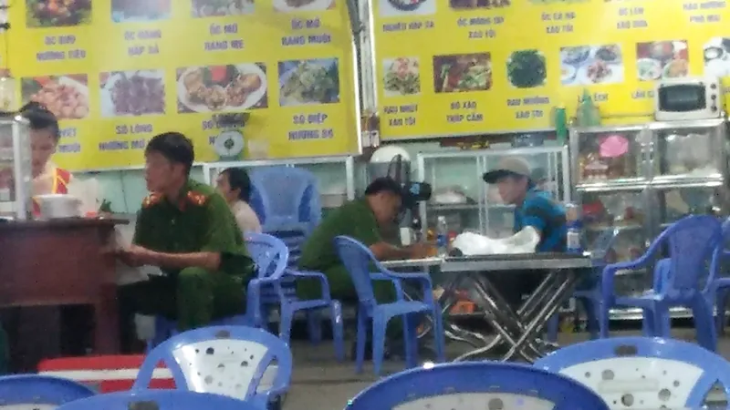 2 kẻ lạ mặt đâm tử vong nhân viên quán ốc
