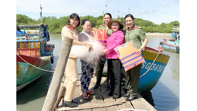 Chia sẻ khó khăn với ngư dân Cần Giờ