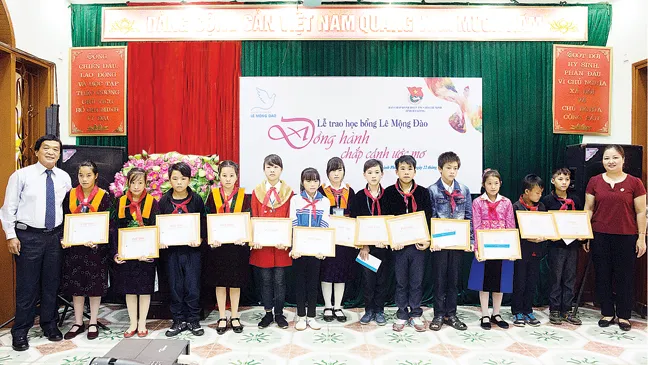 Trao tặng 389 suất học bổng trị giá gần 1,2 tỷ đồng cho học sinh miền Bắc 