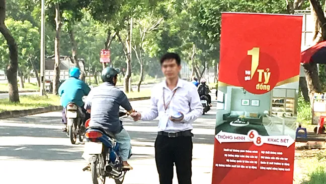 Môi giới địa ốc xuống đường