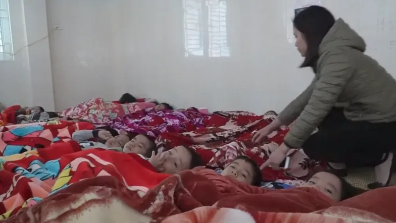 Hà Nội: Sơ tán gần 500 học sinh mầm non vì khí lạ