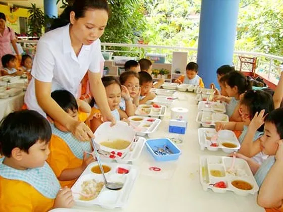 Học sinh nghỉ học tránh bão, trường vẫn thu tiền ăn?