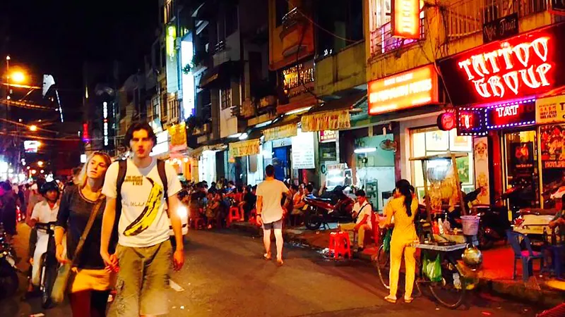 Phố đi bộ Bùi Viện có quá nhiều hàng rong