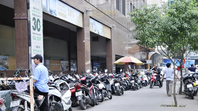 Tháo nút thắt giá giữ xe