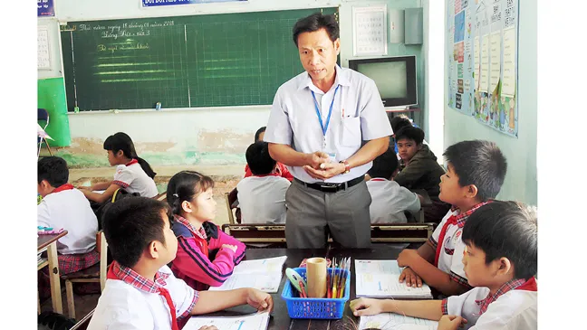Nét son nơi bảng đen, phấn trắng