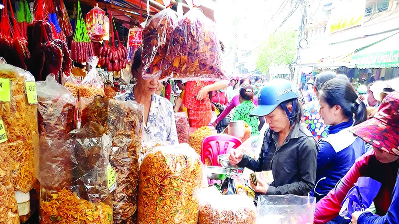 Hàng chợ thành thực phẩm “nhà làm”