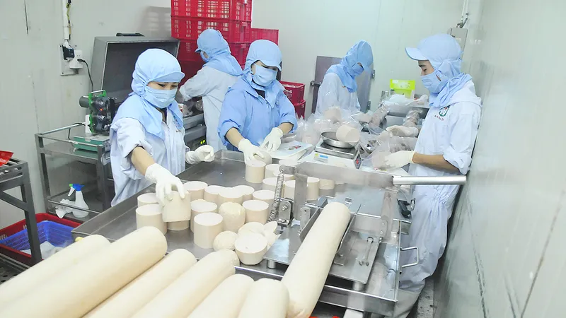 Doanh nghiệp chế biến thực phẩm nội: Đứng vững trong khó khăn