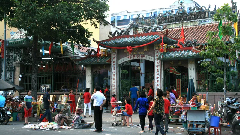 Viếng đền, chùa đầu năm: Vẫn còn những hình ảnh phản cảm