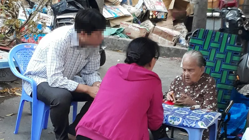 Bát nháo ăn xin, bói toán dịp tết