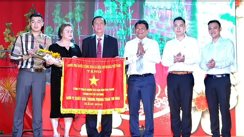 Công ty Nệm Vạn Thành vinh dự đón nhận Cờ thi đua của Chính phủ