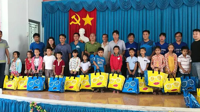Tặng quà học sinh nghèo huyện Giồng Trôm, tỉnh Bến Tre