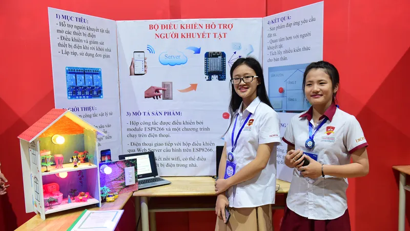 2 em Võ Lê Mai Anh và Lê Nguyên, học sinh lớp 9/3 Trường iSchool Nha Trang bên dự án “Công tắc WIFI - Bộ điều khiển hỗ trợ người khuyết tật”