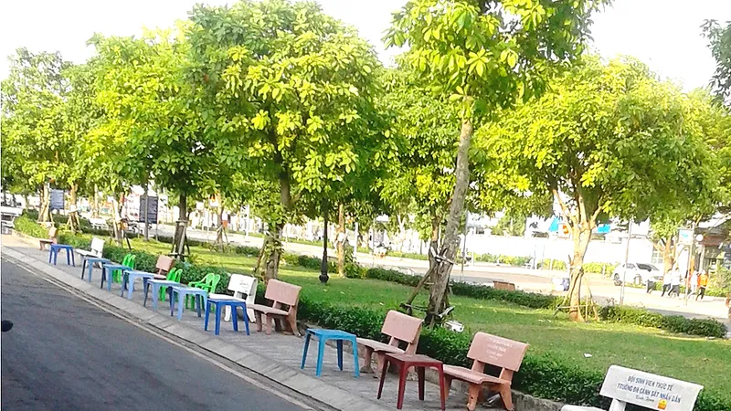 Chiếm dụng ghế đá công viên để buôn bán