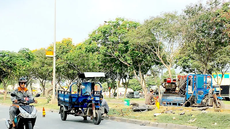 Chiếm lòng đường làm nơi sửa xe ba gác máy