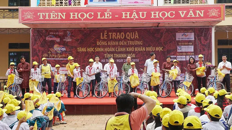 Tặng 601 xe đạp, 2.000 phần quà cho học sinh vượt khó ở Thanh Hóa và Ninh Bình