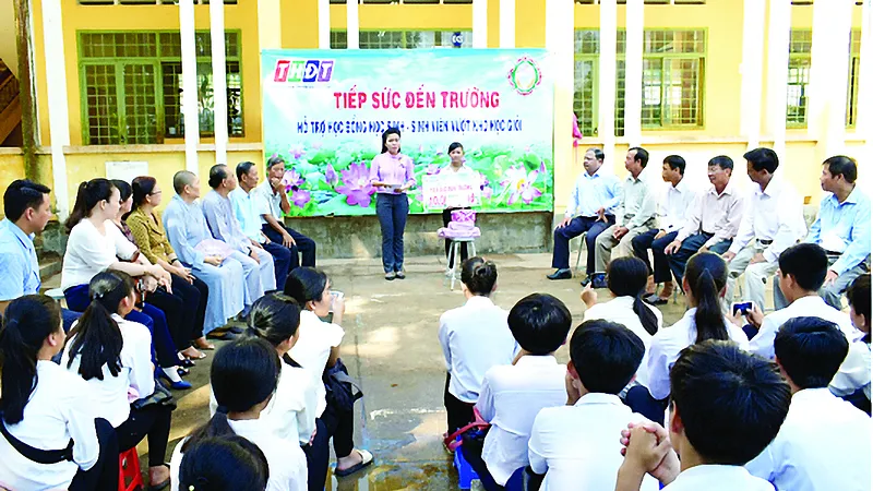 Trao học bổng “Tiếp sức đến trường” cho học sinh có hoàn cảnh khó khăn vượt khó học giỏi