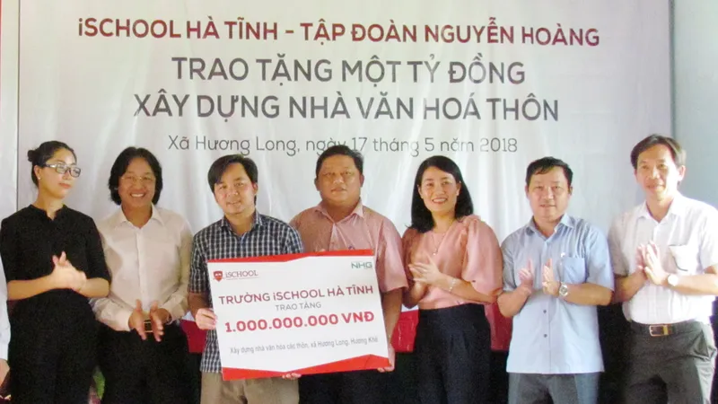 Đoàn chụp ảnh lưu niệm cùng lãnh đạo tỉnh Hà Tĩnh và xã Hương Long.