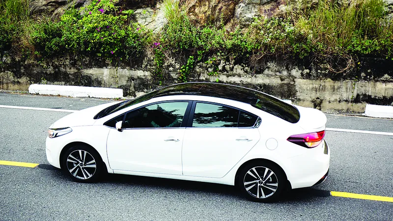 Tháng 5-2018, Kia giới thiệu Cerato phiên bản SMT mới giá 499 triệu đồng