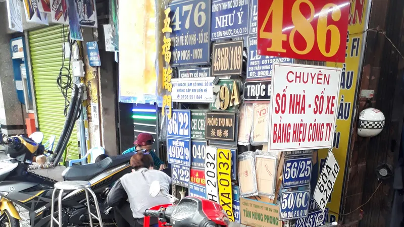 Công khai mua bán biển số xe giả 