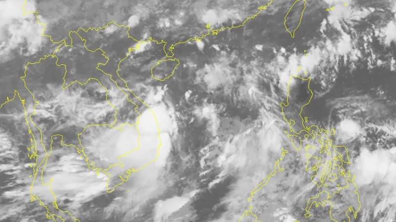 Áp thấp nhiệt đới cách bờ biển Đà Nẵng, Quảng Ngãi 250km, gió giật cấp 10 