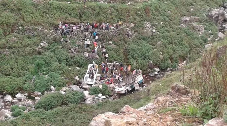 Hiện trường vụ tai nạn xe buýt rơi xuống vực núi ở Uttarakhand, Ấn Độ. Ảnh: Indianexpress