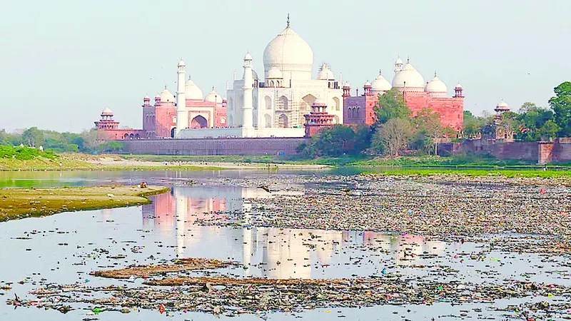 Đền Taj Mahal kêu cứu