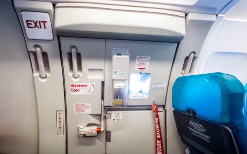 Nam hành khách mở cửa thoát hiểm máy bay bị phạt 2 triệu đồng