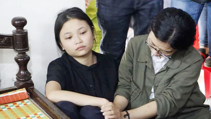 Xót thương 4 đứa con côi cút