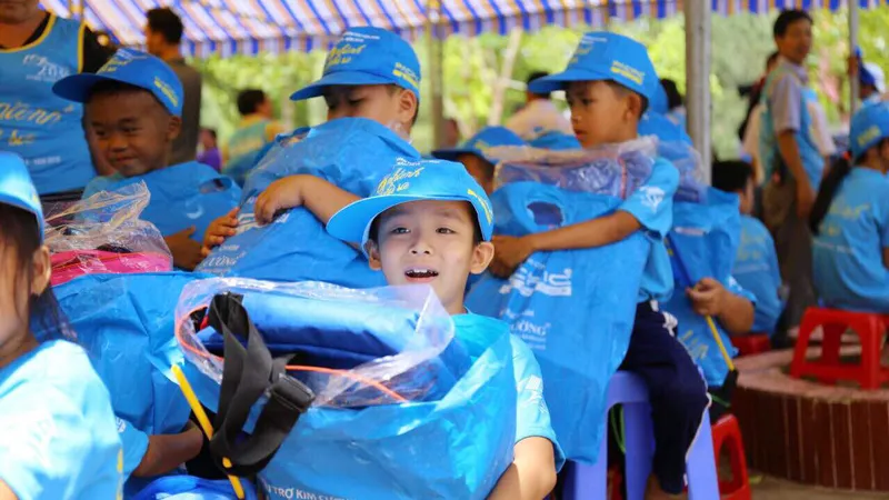 Chương trình Caravan Thư viện 2030 tặng quà cho các em học sinh tiểu học