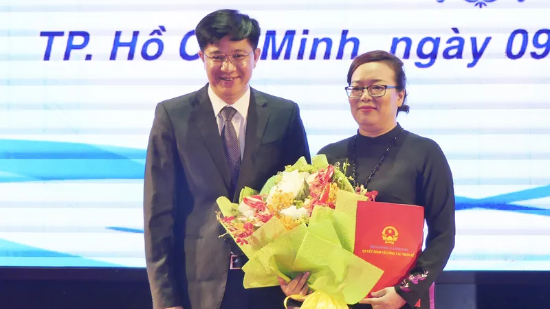 TS. Trịnh Xuân Hiếu – Ủy viên Ban cán sự Đảng, Vụ trưởng Vụ Tổ chức Cán bộ - Bộ GD-ĐT trao quyết định bổ nhiệm cho TS. Nguyễn Thị Minh Hồng