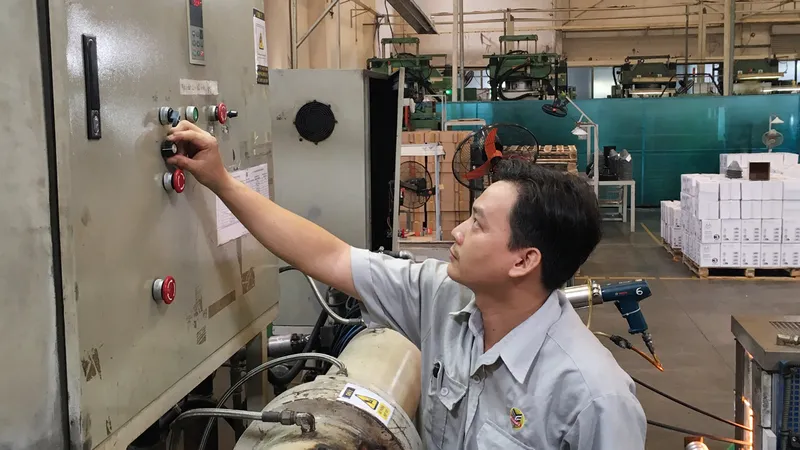Chàng trai trẻ và 16 công trình, sáng kiến