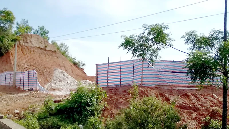 Lén lút khai thác thạch anh