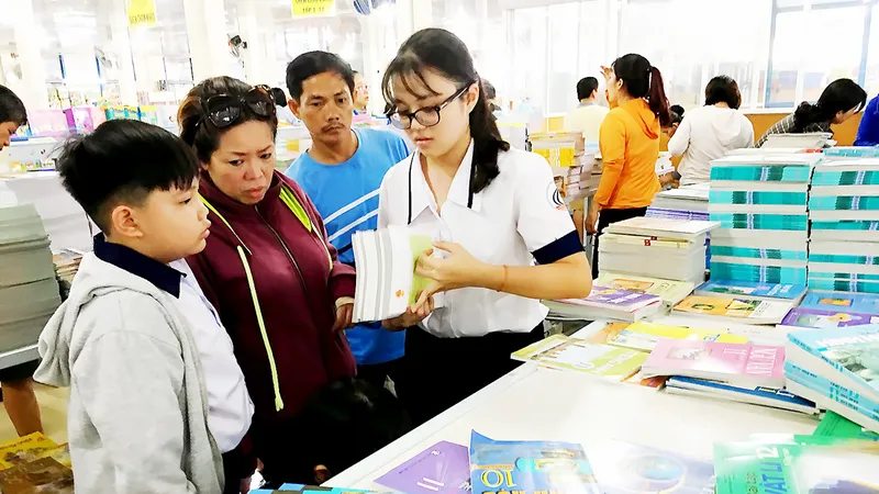 Mòn mỏi chờ sách giáo khoa