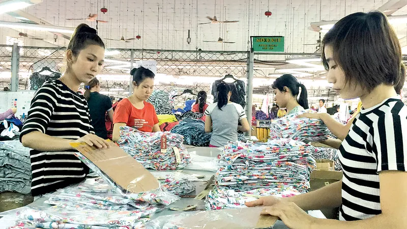 Công nhân TPHCM sống ra sao? - Bài 1: Làm tối đa, hưởng tối thiểu