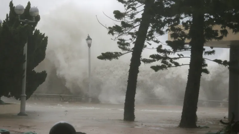 Bão Mangkhut đổ bộ vào phía Nam Trung Quốc, nguy cơ xảy ra lũ quét ở các tỉnh miền núi phía Bắc