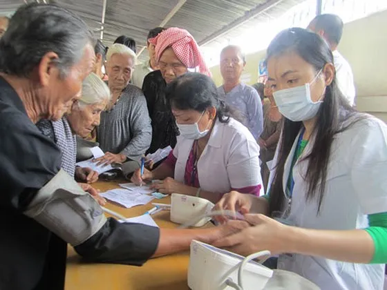 Hơn 1.000 người nghèo được khám, phát thuốc miễn phí