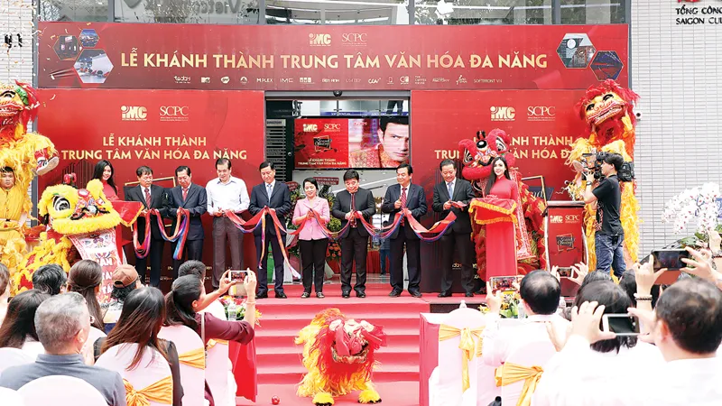 Các đại biểu cắt băng khánh thành