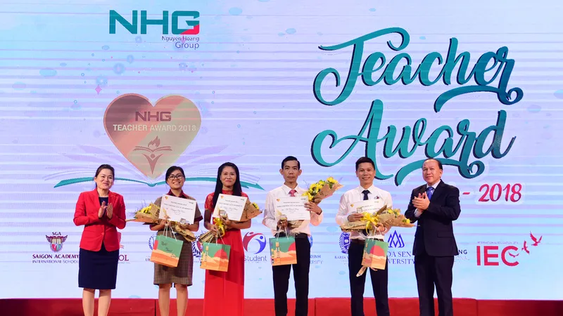 Tim vàng khắc ghi công ơn nhà giáo 