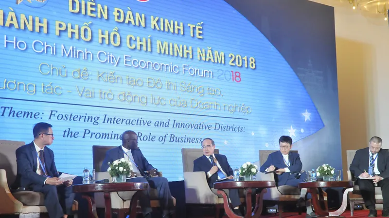 Bí thư Thành ủy TPHCM Nguyễn Thiện Nhân trao đổi cùng các diễn giả tại diễn đàn. Ảnh: CAO THĂNG