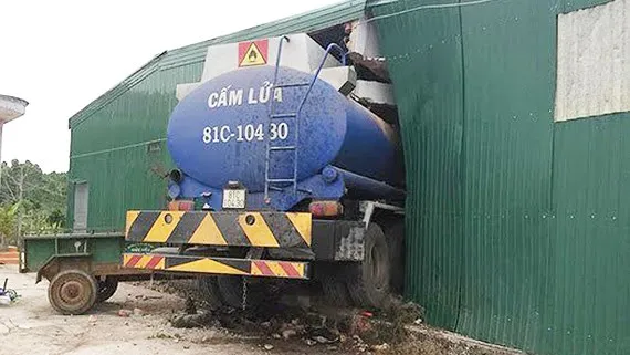 Bất an với xe bồn phóng nhanh, vượt ẩu 