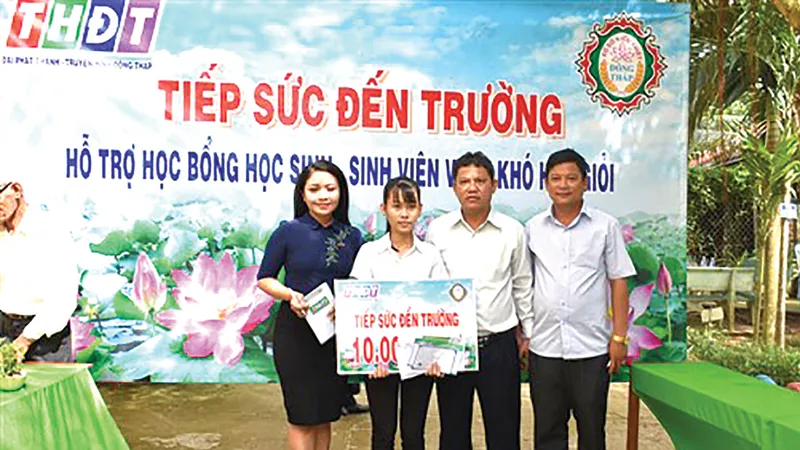 Công ty TNHH MTV Xổ số kiến thiết Đồng Tháp trao học bổng “Tiếp sức đến trường” tại huyện Hồng Ngự