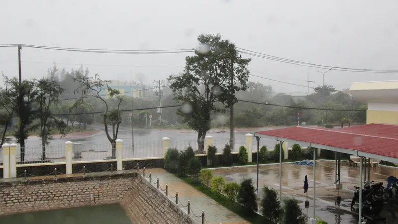 Cần Giờ mưa to, gió giật mạnh, phà Bình Khánh phải hoạt động để cấp cứu bệnh nhân